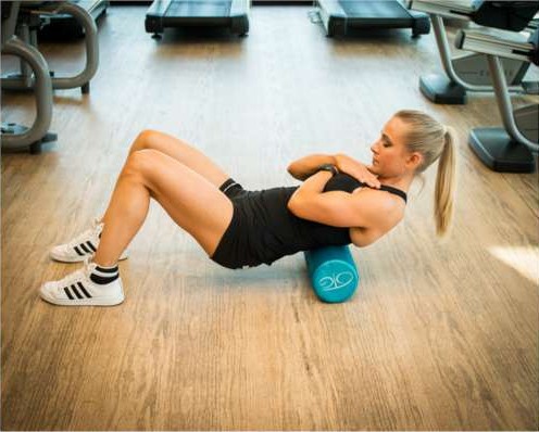 Foam rolling the mid back with hips lifted