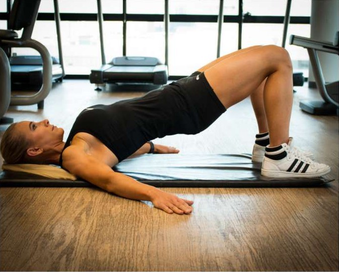 Glute bridge with hips, knees and shoulders in a straight line